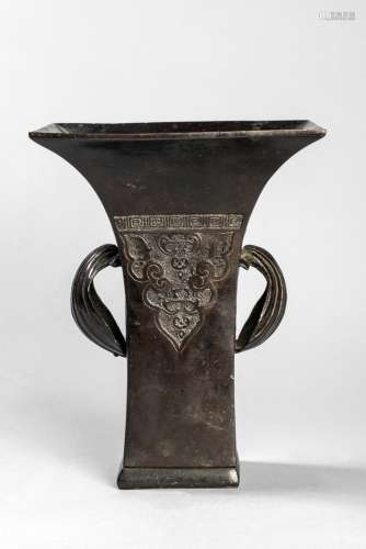 Vase en forme d'urne quadrangulaire moulé d'un décor...