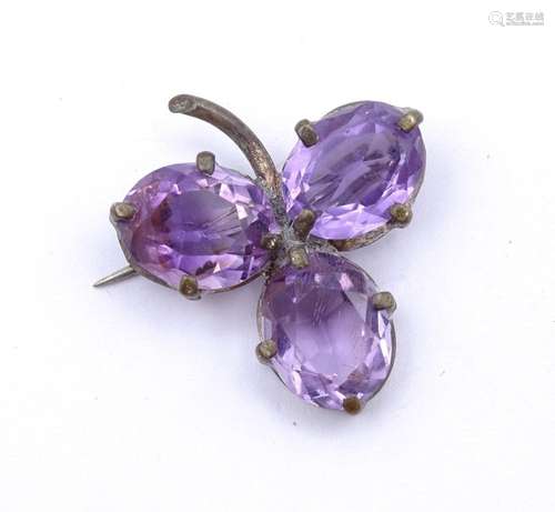 ALTE BROSCHE IN FLORALER FORM MIT 3 GR. OVALEN AMETHYSTEN