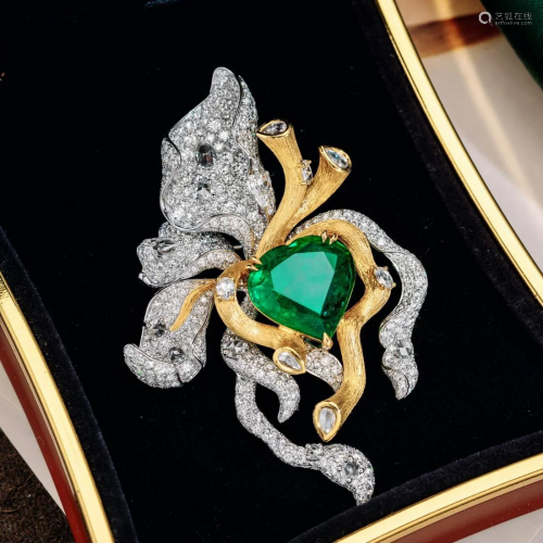 An Emerald Inlaid White Gold Brooch