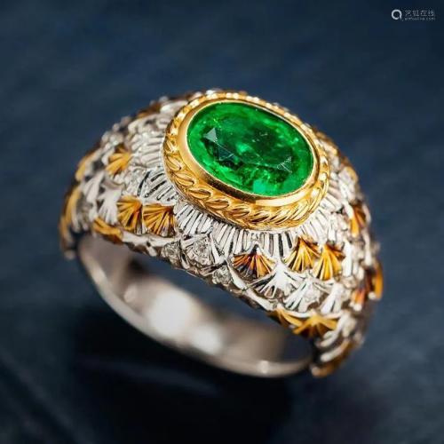 An Emerald Inlaid White Gold Ring