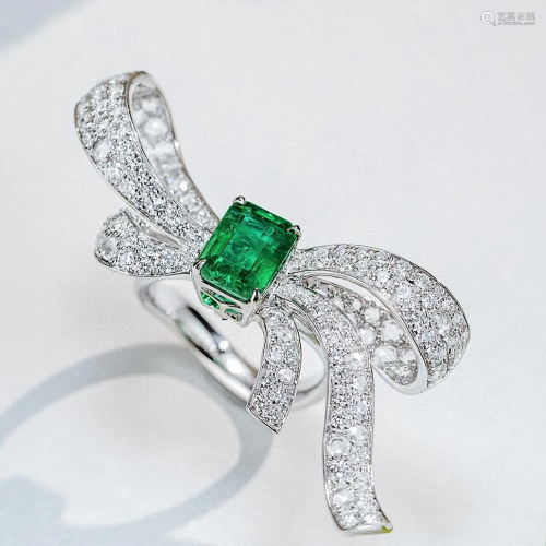 An Emerald Inlaid White Gold Bow Ring