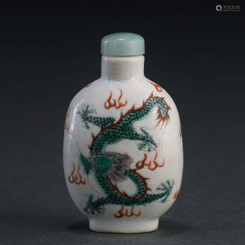 A Chinese Green Enameled Snuff Bottle Qing Dyn.