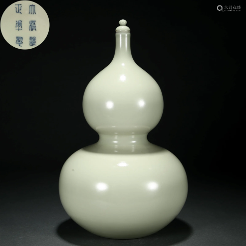 A Chinese Celadon Glazed Double Gourds Vase Qing Dyn.