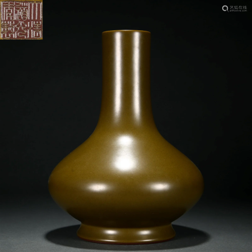 A Chinese Tea-dust Glazed Vase Qing Dyn.