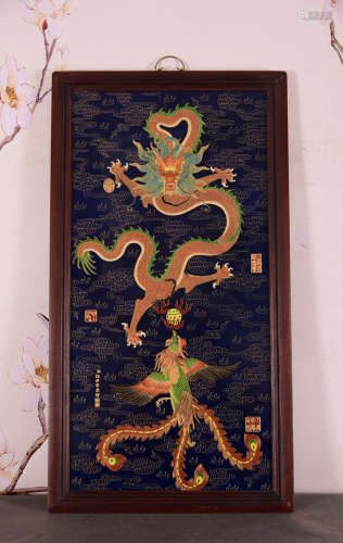 旧藏红木镶黑底掐金丝珐琅彩瓷板《龙凤呈祥》中堂挂屏