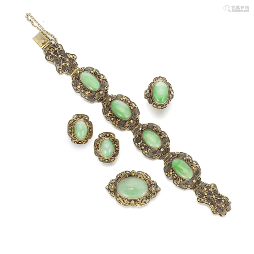 A JADEITE-INSET GILT-FILIGREE BRACELET, EARINGS, RING AND BR...