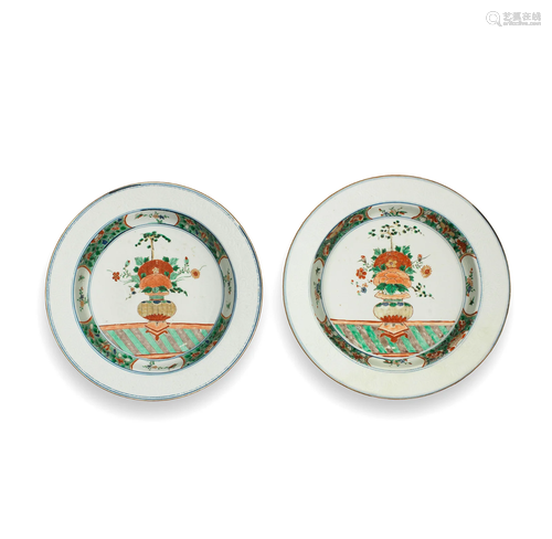 A PAIR OF FAMILLE VERTE CHARGERS Kangxi (2)