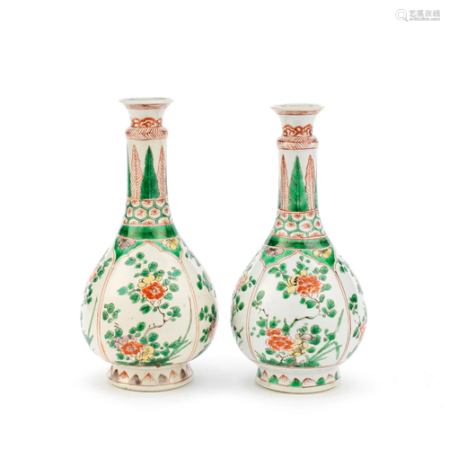 A PAIR OF FAMILLE VERTE BOTTLE VASES Kangxi (2)