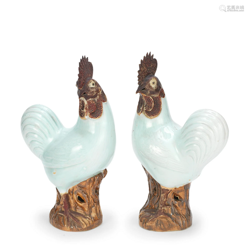 A PAIR OF PORCELAIN FIGURES OF COCKERELS 18th/19th century (...