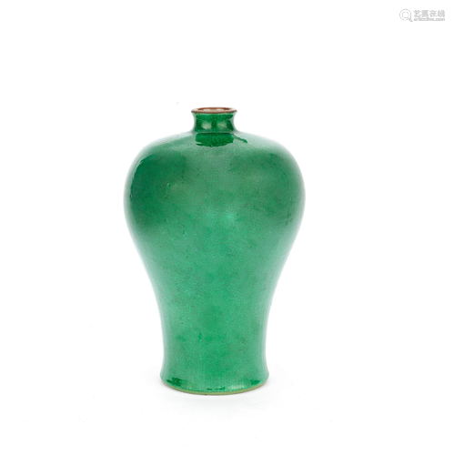 AN APPLE GREEN-GLAZED CRACKLEWARE VASE, MEIPING 19th century