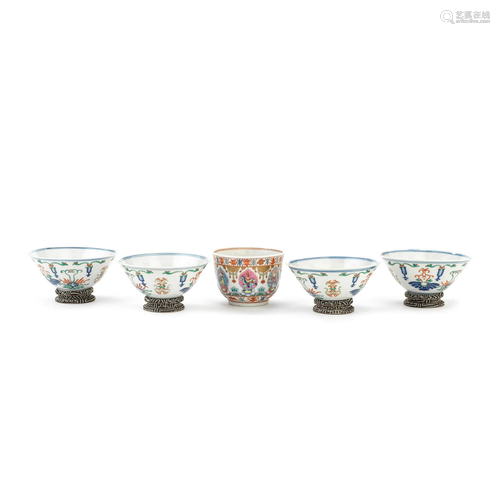 FOUR FAMILLE VERTE BOWLS AND A FAMILLE ROSE CUP Republic and...