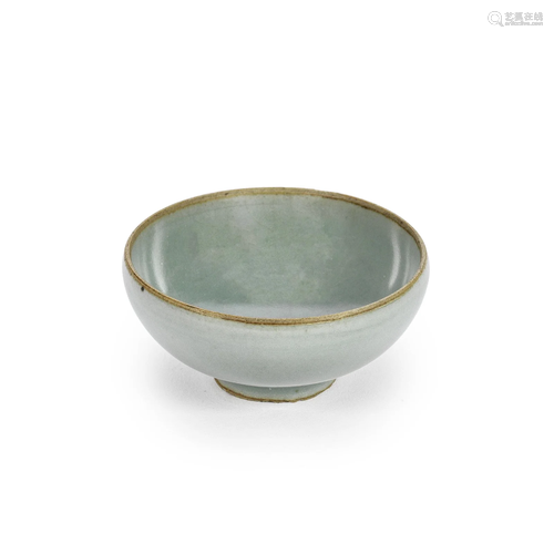 A SMALL LONGQUAN CELADON GLAZED BOWL Song Dynasty