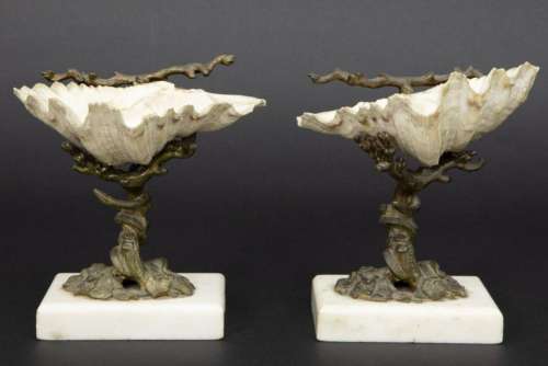 Paar antieke (tafel)sierstukken telkens met een schelp gevat...