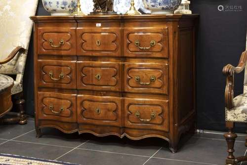 Prachtige achttiende eeuwse commode met orgelgebogen front i...