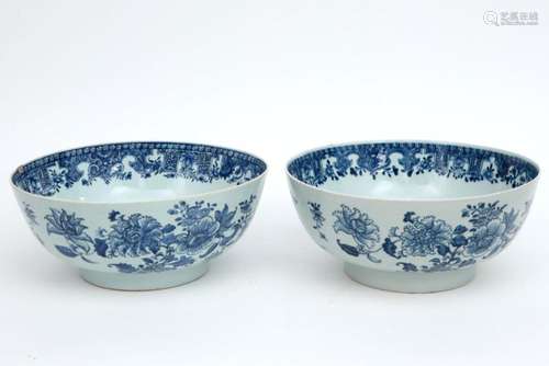 Paar grote achttiende eeuwse Chinese bowls in porselein met ...