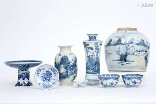 Lot (8) antiek en oud Chinees porselein met blauwwit decor e...