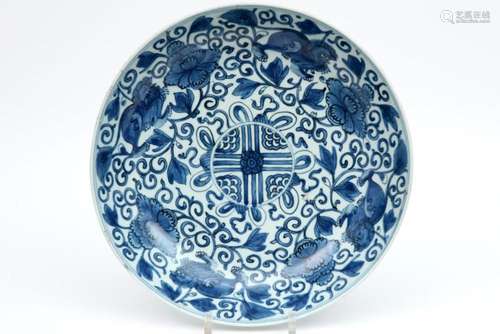 Antieke Chinese schaal in porselein met een blauwwit decor o...