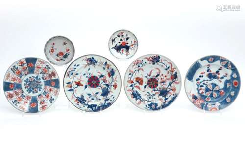 Lot (6) achttiende eeuws Chinees porselein met Imari-decor -...