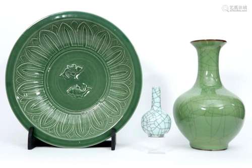 Lot (3) Chinees celadon-porselein met een ronde schaal (diam...