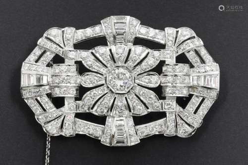 Originele Art Deco-broche met een karakteristieke "plaq...