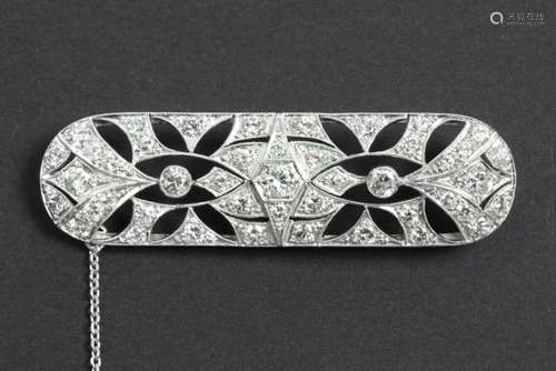 Elegante Art Deco-broche in platina bezet met ca 2 karaat bl...