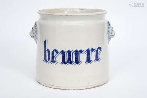 Antieke boterpot met leeuwenkopjes in faience (van Delft ?) ...