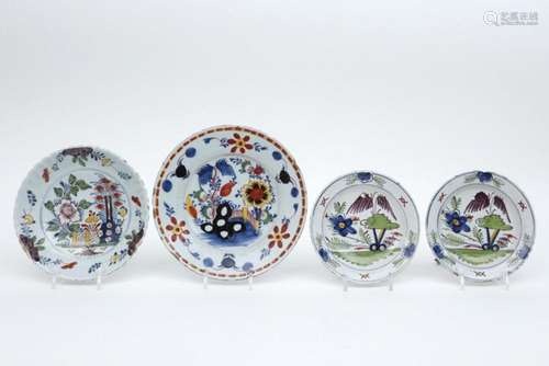 Lot (4) achttiende eeuwse faïence van Delft met polychroom d...