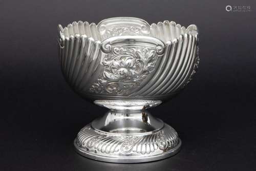 WATSON & GILLOTT kleine bowl op voet in massief zilver, ...