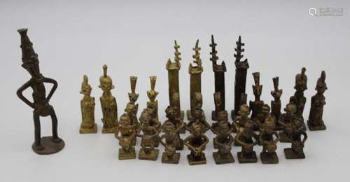 32 BRONZE-SCHACHFIGUREN SOWIE EINE EINZELNE BRONZE-FIGUR