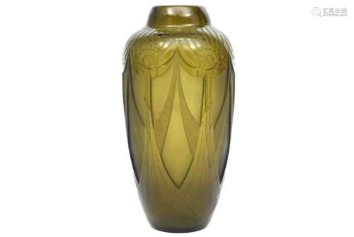LEGRAS Art Deco-vaas in gefumeerd kristalglas met een met zu...