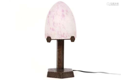 Franse Art Deco-lamp met mooie sobere voet in smeedijzer en ...
