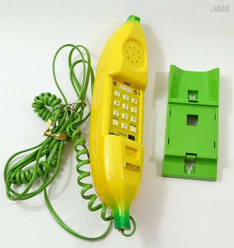 BANANENTELEFON MIT WANDHALTERUNG, HÄGER TELEFONS