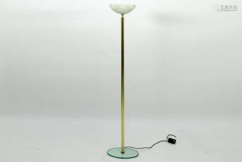 Staande designlamp in metaal met glazen voet en met coupe in...