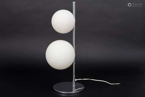 Sixties' designlamp in gechromeerd metaal met een grote ...