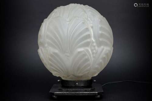 Mooie Franse Art Deco-lamp met grote bolvorm in kleurloos ge...