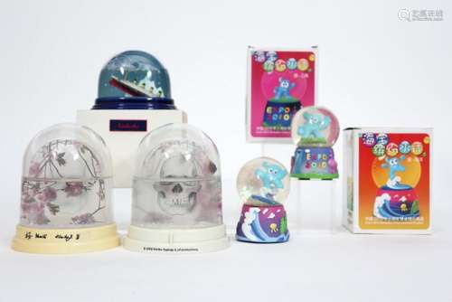 Lot van vijf plezante sneeuwbollen five snow-globes Lot van ...