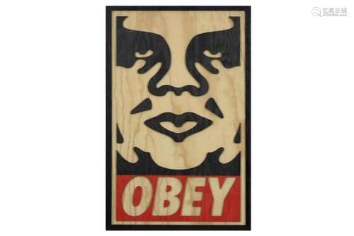 OBEY (° 1970) OBEY (° 1970) wandsculptuur in hout met reliëf...