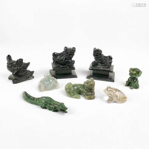 Collection de statuettes, XXe s Jade, quartz et autres pierr...