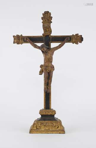 Christ en croix, XVIIIe s Bois sculpté doré et laqué noir, H...