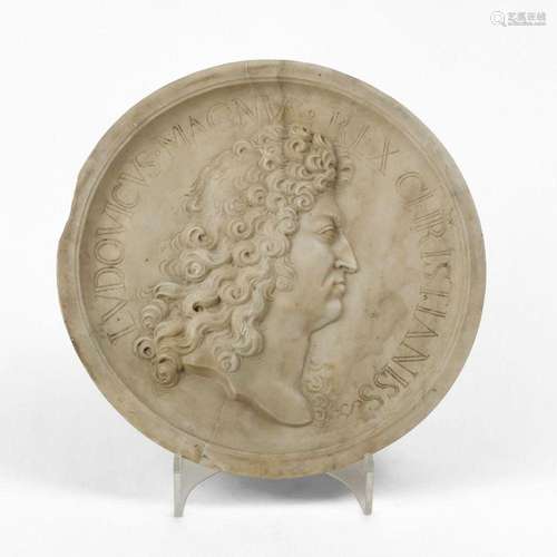 Ecole française, XIXe s Louis XIV de profil, médaillon ovale...