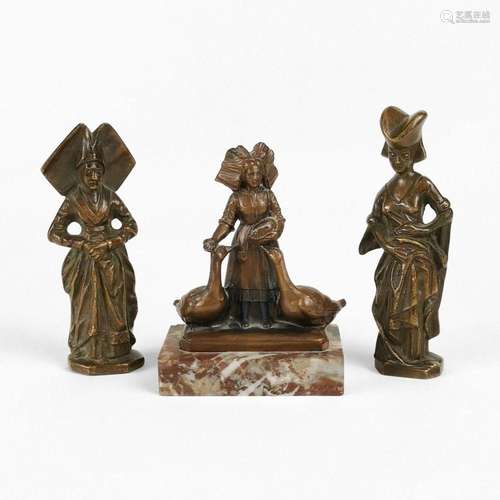 Deux statuettes de femmes dans le style de la Renaissance Br...