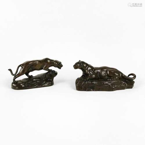 D'après Barye Deux lionnes, bronze, L 15 et 17 cm