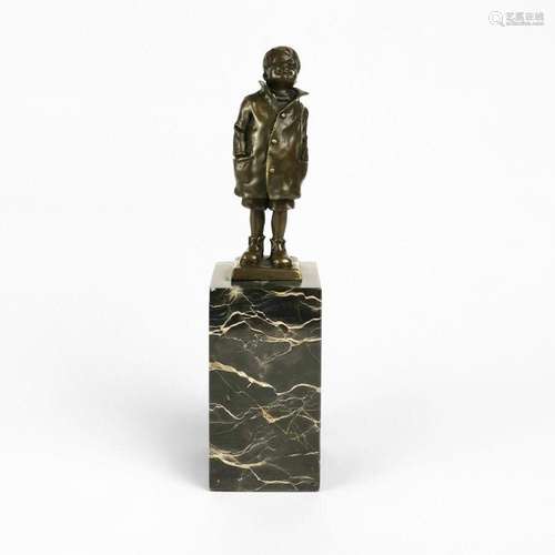 Ecole XXIe s Enfant, bronze patiné, LH 16 cm