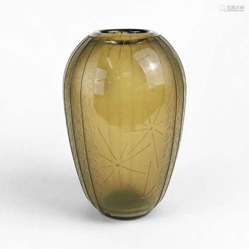 Vase à décor d'étoiles signé Schneider Verre fumé et gra...