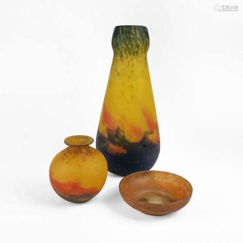 Deux vases et une coupe, signés Muller Frères Pâte de verre,...