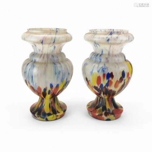 Paire de vases, Angleterre Verre coloré, H 36 cm