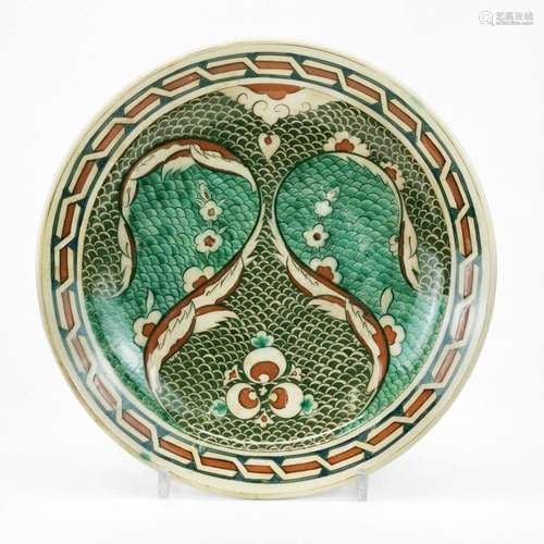 Assiette Iznik, circa 1900 Faïence émaillée bleu vert et rou...