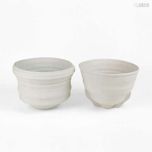 François Ruegg (1954) Deux vases, biscuit, H 15 cm. Provenan...