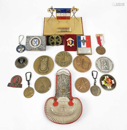 Collection de médailles et insignes militaires, XXe s Dimens...