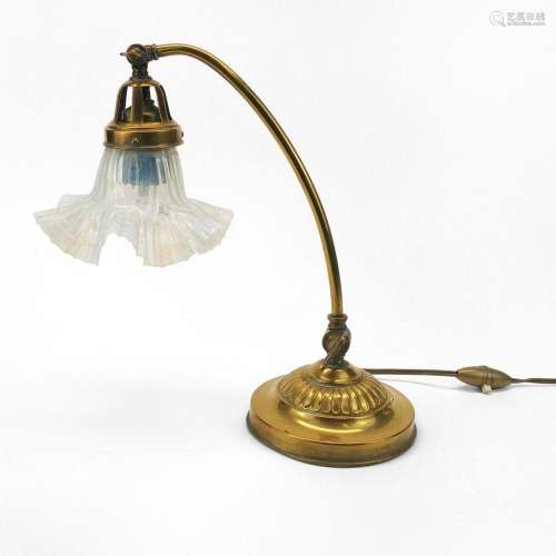 Lampe de bureau, début XXe s Laiton et verre, H 35 cm